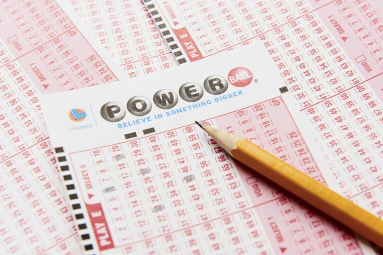 Amigas juegan a la lotería de Powerball y una gana $100,000 y la otra $50,000