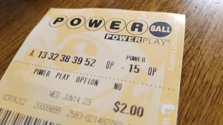 El auto descompuesto de un hombre le ayudó a ganarse $150,000 en Powerball