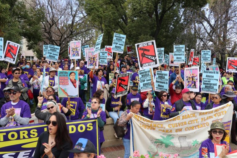 Protestan por sobrecarga de trabajo en el Día Internacional de la Mujer