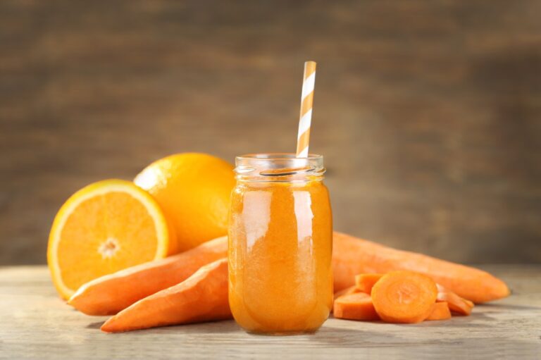 Batido nutritivo para el desayuno con naranja y zanahoria