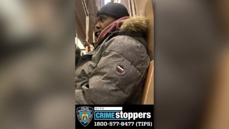 Policía busca a sospechoso de acuchillar a un hombre