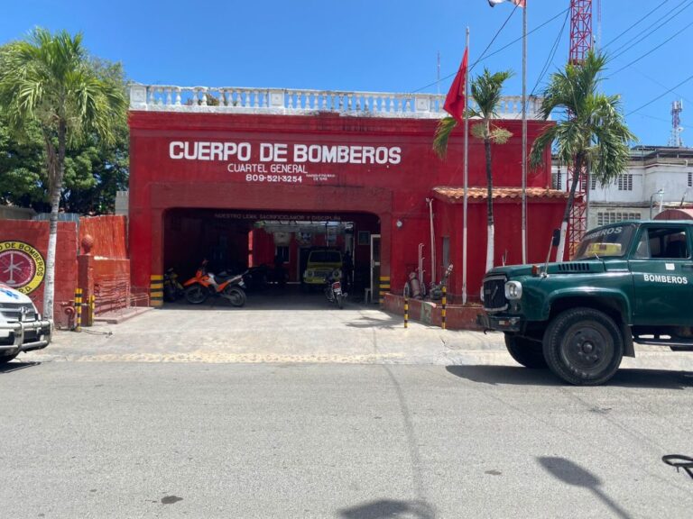 Bomberos de Azua denuncian maltratos por parte de su jefe #FVDigital