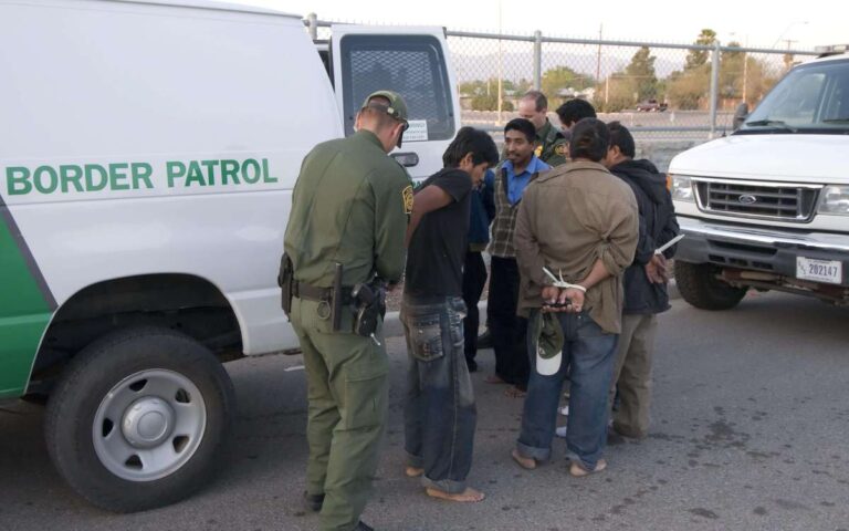 Juez no encuentra causa probable para procesar a 140 migrantes detenidos en El Paso