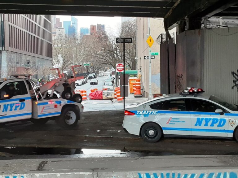 Hombre murió arrollado apenas al bajarse de su auto en Nueva York; el otro conductor huyó