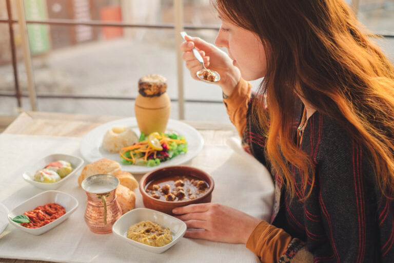 10 consejos que puedes poner en práctica para comer menos en las comidas