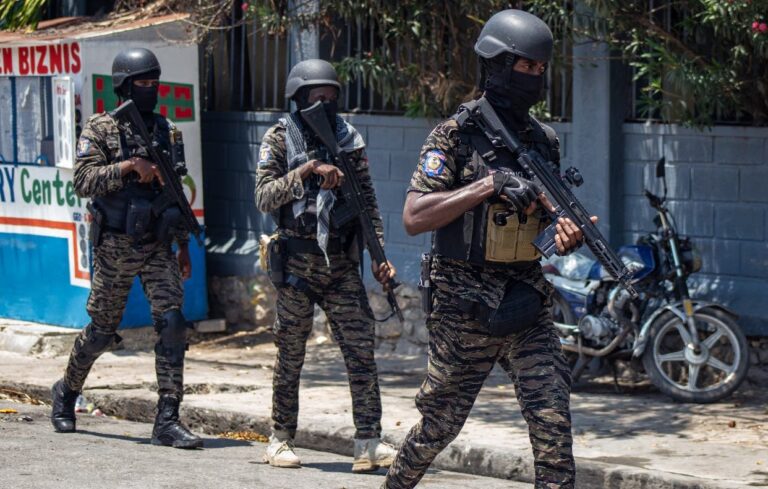 Bandas y la Policía vuelven enfrentarse en calles Haití