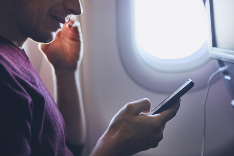Por qué las aerolíneas te dicen que no recuperes tu teléfono si cae entre los asientos