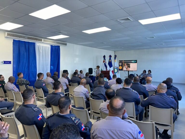 Policiales: 51 agentes del orden participan en exitoso taller “Entrenamiento, Integridad Policial y Nuestro ABC en Familia” en el IPES. – Policía Nacional Dominicana