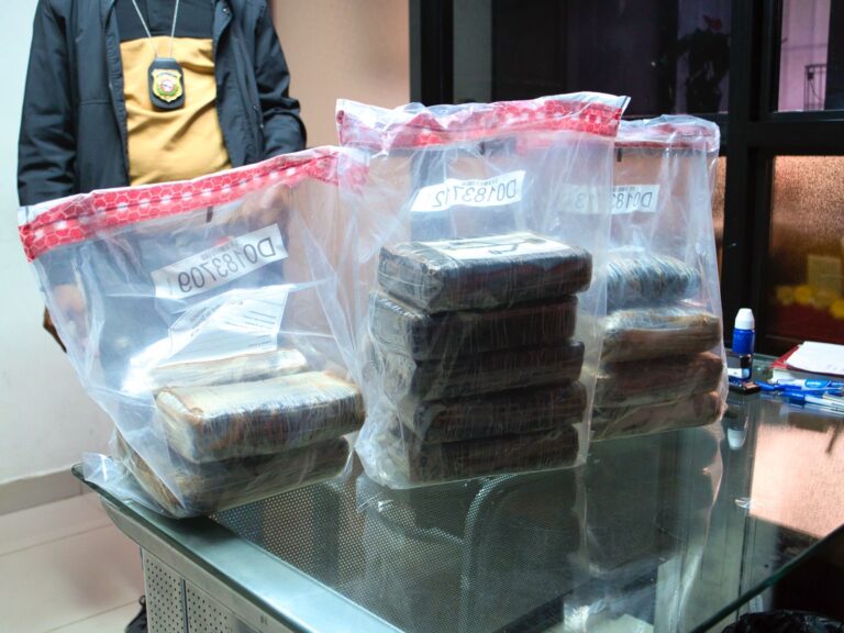 Apresan dos hombres con 14 mil gramos presumiblemente cocaína en Barahona