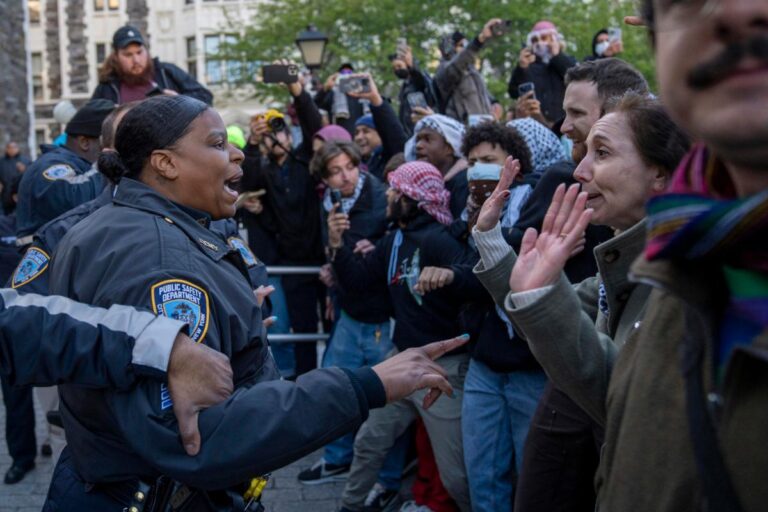 Nuevas protestas pro Palestina en los campus de Nueva York aumentan la tensión con la policía