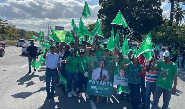 Fuerza del Pueblo da recibimiento a vacacionistas en diferentes puntos del país