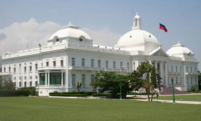 Al menos 5 policías heridos por ataque de las bandas al Palacio de Haití