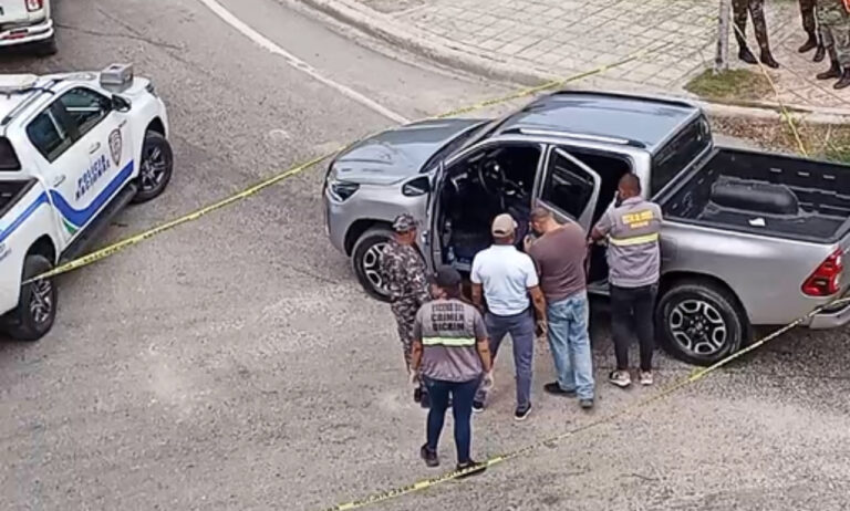 Hieren a tiros mujer se desplazaba en camioneta en Santiago