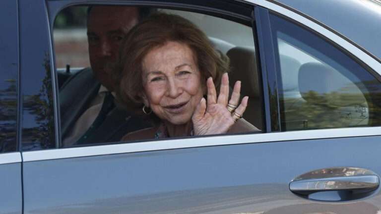 La reina Sofía recibe el alta médica tras pasar cuatro días hospitalizada