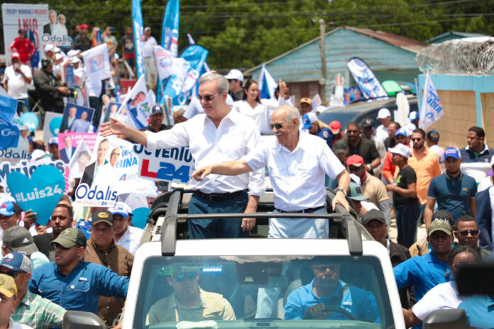 Abinader recorrió calles en Esperanza, Valverde en marcha-caravana