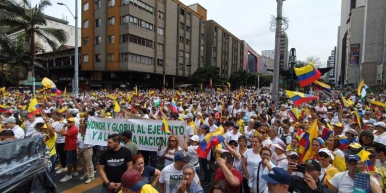 Miles de colombianos protestan contra el Gobierno de Petro #FVDigital