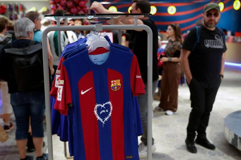 Sale a la venta edición limitada de la camiseta del “featuring” entre el FC Barcelona y Karol G