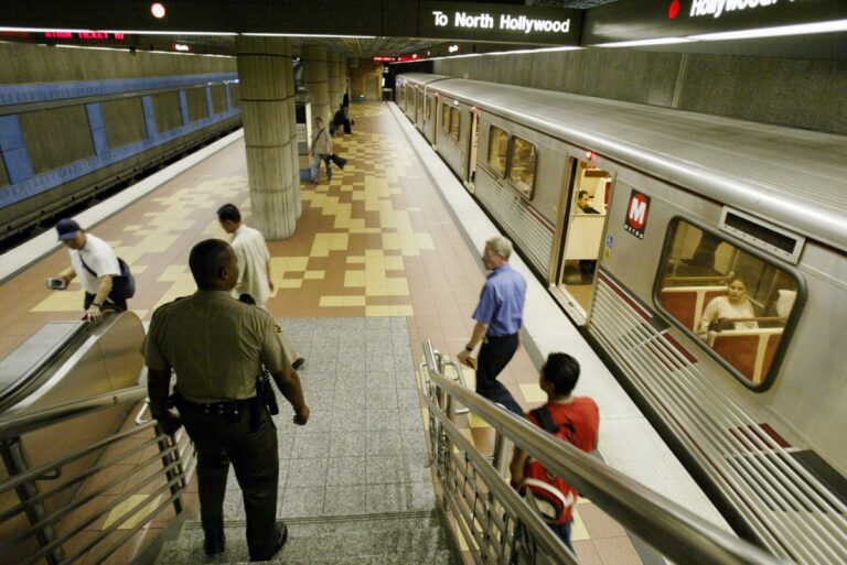 Sospechoso bajo arresto tras matar a puñaladas a mujer en una estación de metro, en Studio City #FVDigital