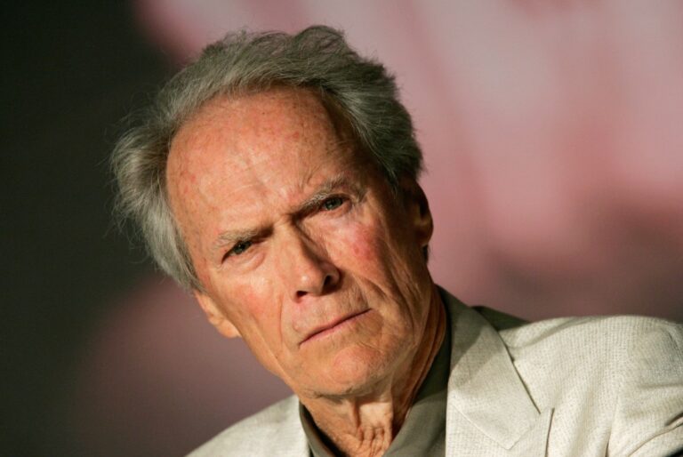 VIDEO: Clint Eastwood reaparece y genera preocupación por su apariencia a los 93 años