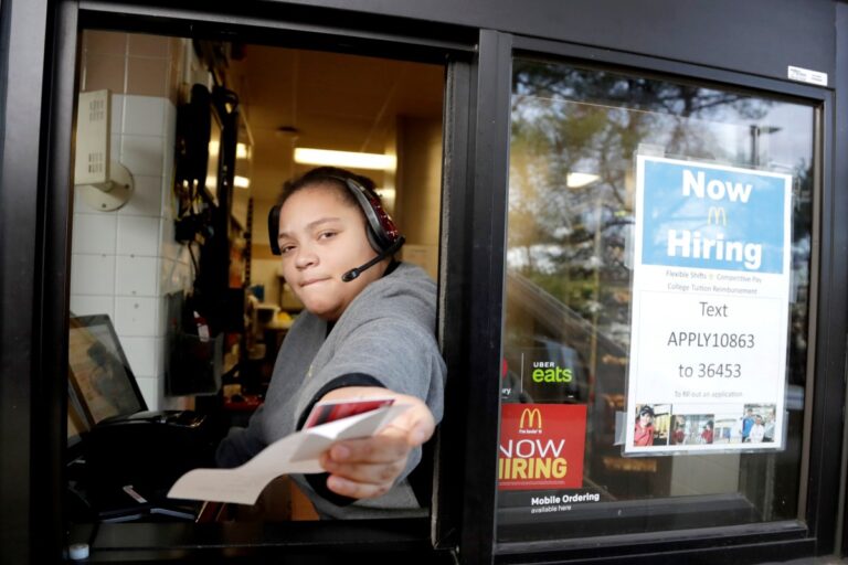 Trabajadores de comida rápida: entre el alza salarial y la búsqueda del dólar #FVDigital