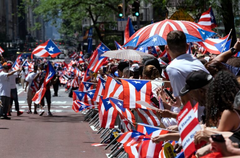 Parada puertorriqueña de Florida refuerza llamado para que boricuas y otros hispanos se registren para votar en elecciones de noviembre