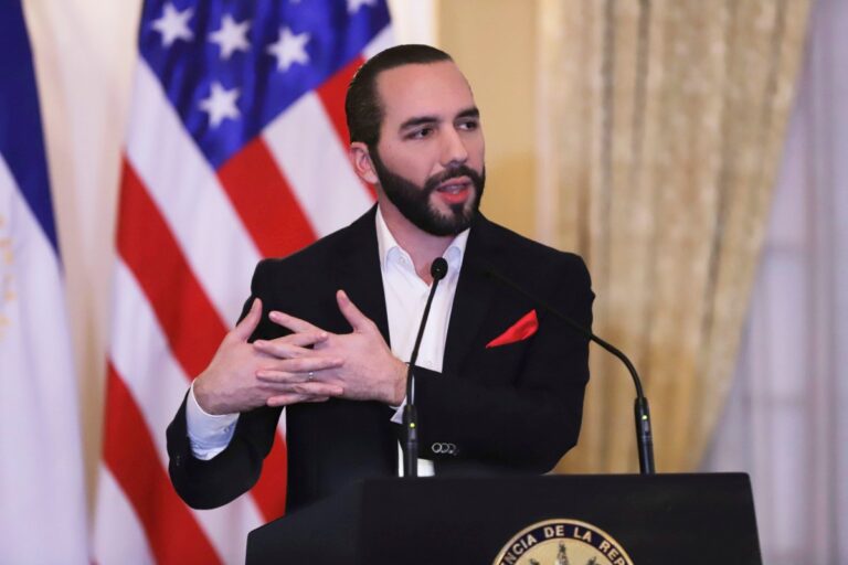 Nayib Bukele anunció 5,000 pasaportes gratuitos y exención fiscal para profesionales en El Salvador