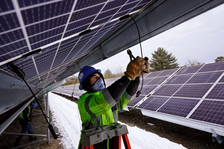 Plan de paneles solares de Biden ayudará a latinos a ahorrar hasta $400 dólares #FVDigital