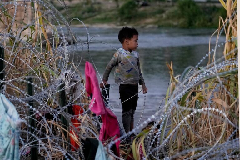 Rescatan a 8 niños inmigrantes abandonados en una balsa en el Río Grande #FVDigital