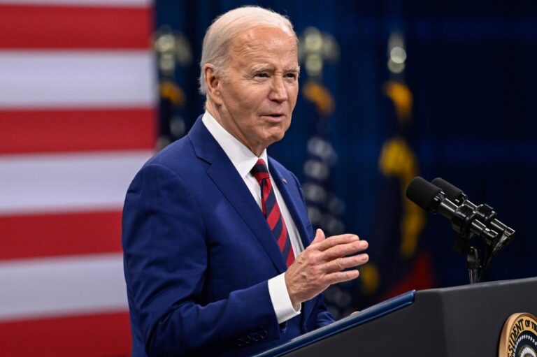 Biden firma un proyecto de ley que fortalecerá la infraestructura y la seguridad en la aviación