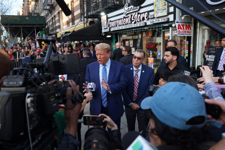 Trump salió de la corte y se reunió con bodegueros latinos en Nueva York #FVDigital