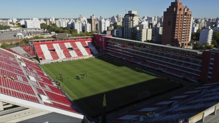 Luto en el fútbol argentino: Murió jugador tras golpear su cabeza contra una pared durante partido #FVDigital