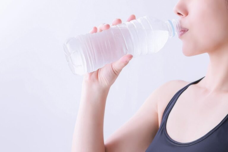 ¿Cómo beber agua ayuda a comer menos y a perder peso?