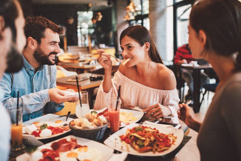 5 cosas que no debes hacer cuando te invitan a comer