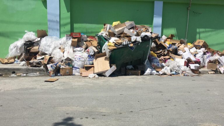 Denuncian supermercado en Boca Chica acumula mucha basura en la acera