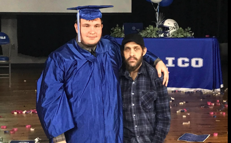 Joven adelantó dos años su graduación para que su padre con cáncer terminal pudiera acompañarlo