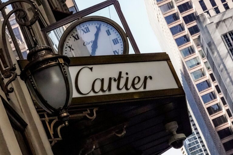 Cartier vende, por error, aretes de diamantes en $14 dólares
