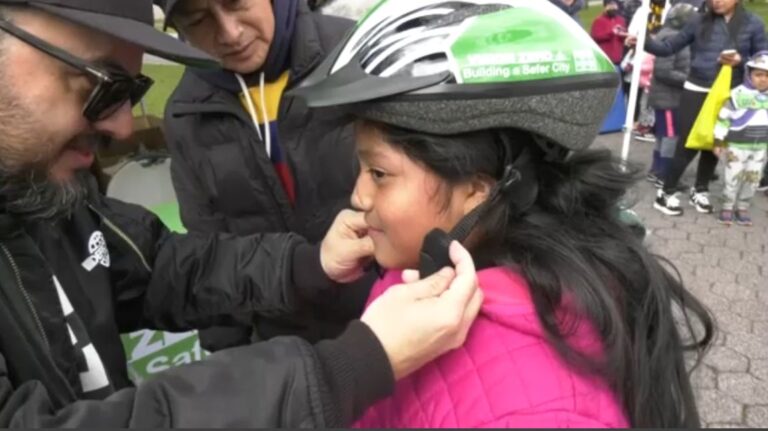 Distribuyen cascos de bici para ayudar a fomentar seguridad