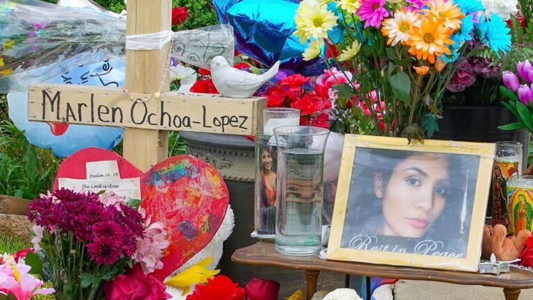 Condenan a 50 años a mujer que mató a latina embarazada