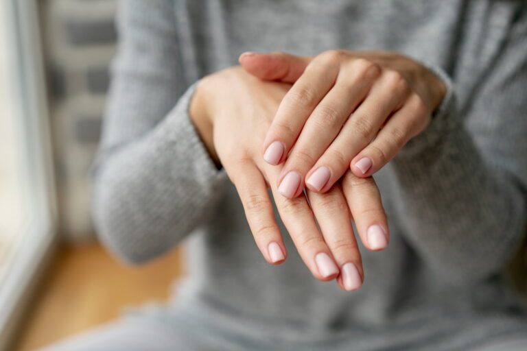 Un médico advierte sobre un síntoma poco conocido en las uñas que podría ser un signo de una enfermedad potencialmente mortal