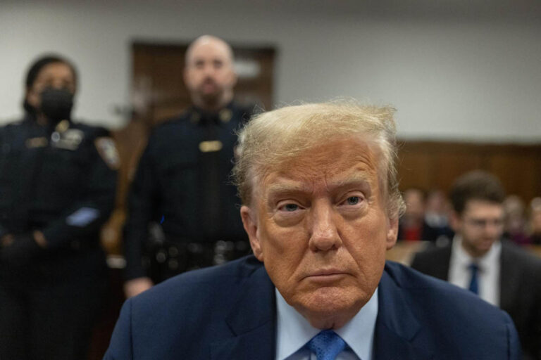 Abogado de Trump intenta librarlo de cargos en su contra mediante el testimonio de un exeditor #FVDigital