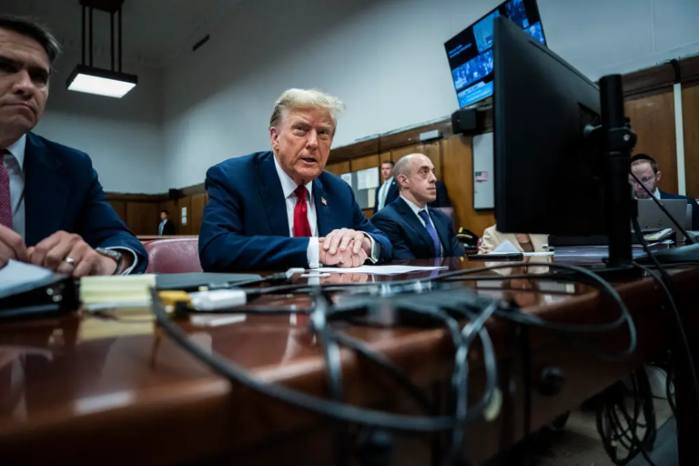 Multan a Trump con 9.000 dólares por desacato en “orden mordaza” durante su juicio penal