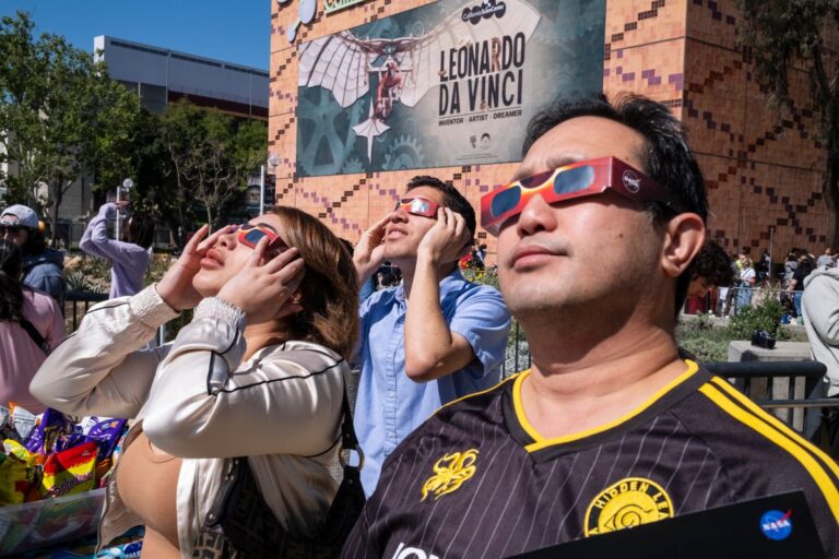 Angelinos se reúnen para ver el eclipse: Llegó ‘como una bendición cósmica’ #FVDigital