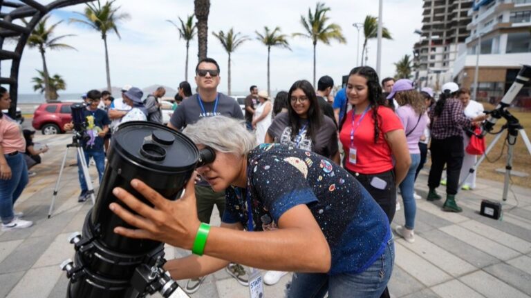 Grandes multitudes esperan al eclipse solar en Norteamérica
