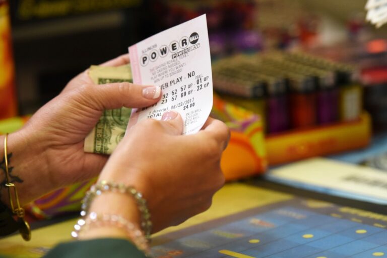 Mujer hispana elige estos 6 números y gana $1,080 millones en Powerball