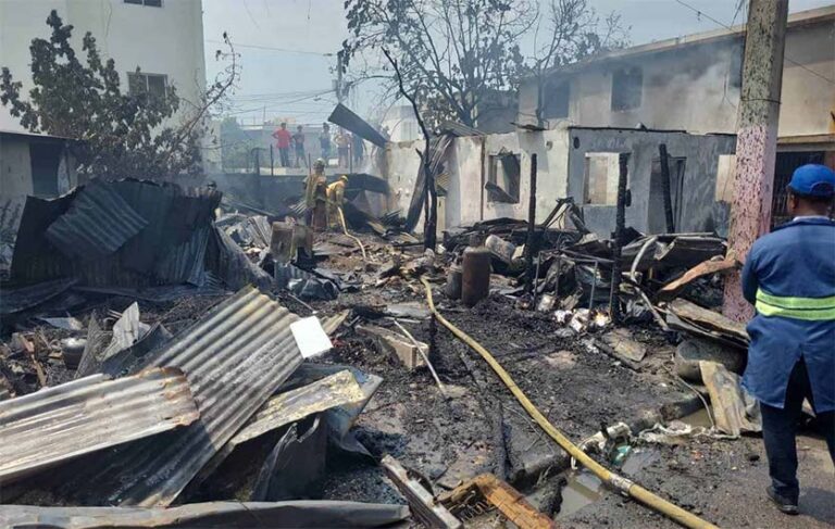 Explota tanque de gas natural en medio de un incendio