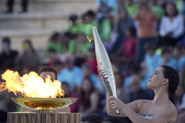 Organizadores de París reciben el fuego olímpico en la cuna de los Juegos modernos