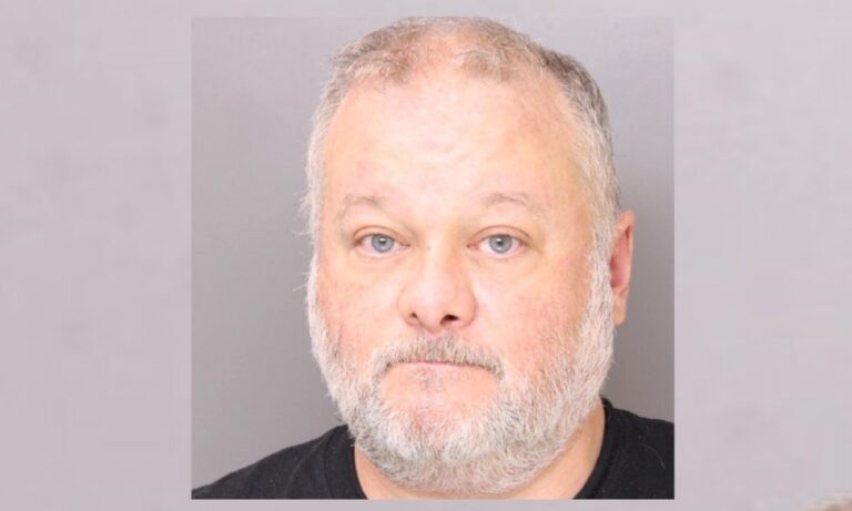 Policía de Pensilvania encuentra a una mujer envuelta en heces y gusanos: su hijo fue arrestado