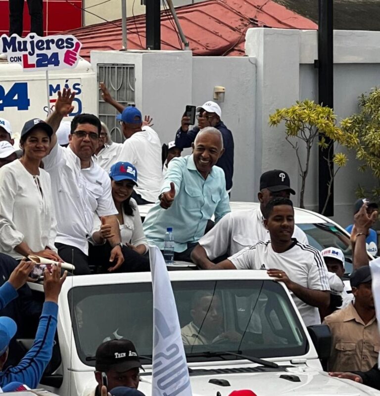 Abinader recorre SDE en multitudinaria marcha caravana