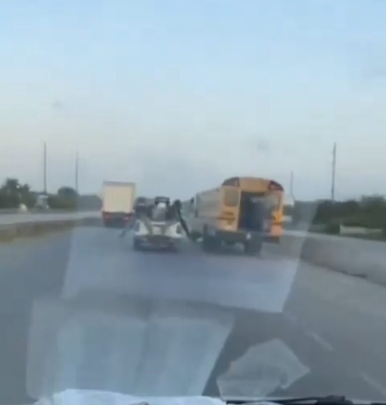 Agentes de Migración persiguen autobús repleto de haitianos