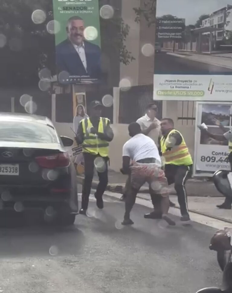 ¡A golpes y trompadas! Se enfrentan agentes Digesett y ciudadano